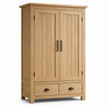 Armoire en bois avec portes battantes et tiroirs
