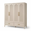 Armoire en bois massif beige avec poignées dorées